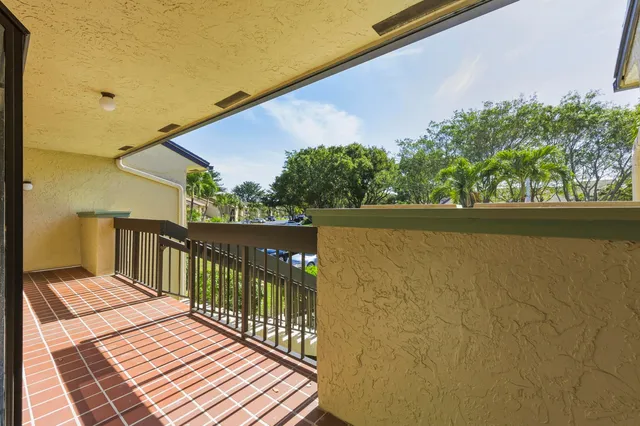 $240,000 | 5121 Oakhill Lane, Unit 423, Delray Beach, FL 33484