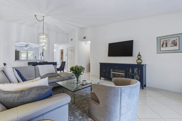 $240,000 | 5121 Oakhill Lane, Unit 423, Delray Beach, FL 33484