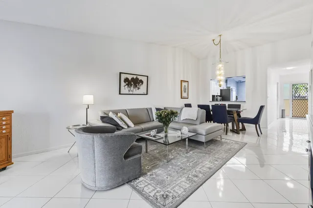 $240,000 | 5121 Oakhill Lane, Unit 423, Delray Beach, FL 33484