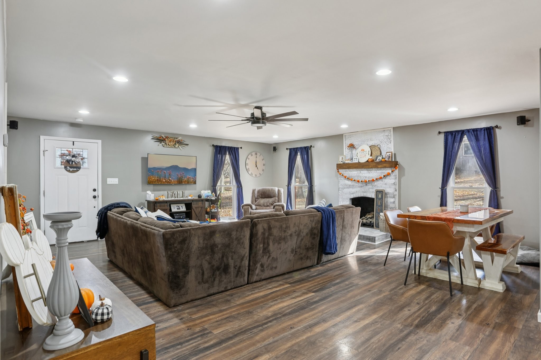 4515 C M Martin Road Springfield, TN 37172 - Photo 10 of 27 a living room with furniture and a wooden floor