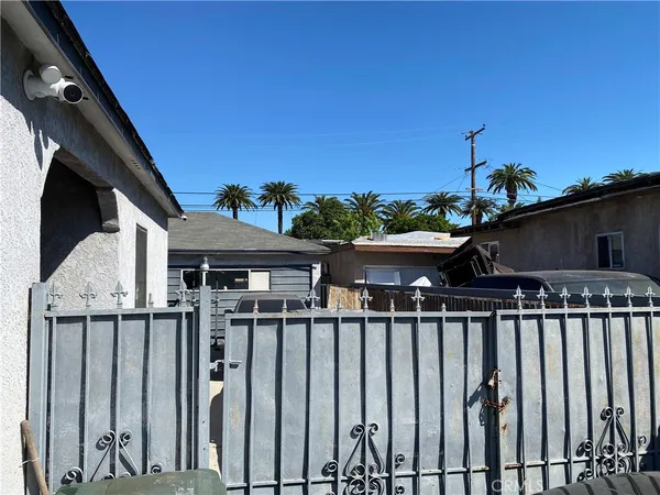 a view of backyard of the house