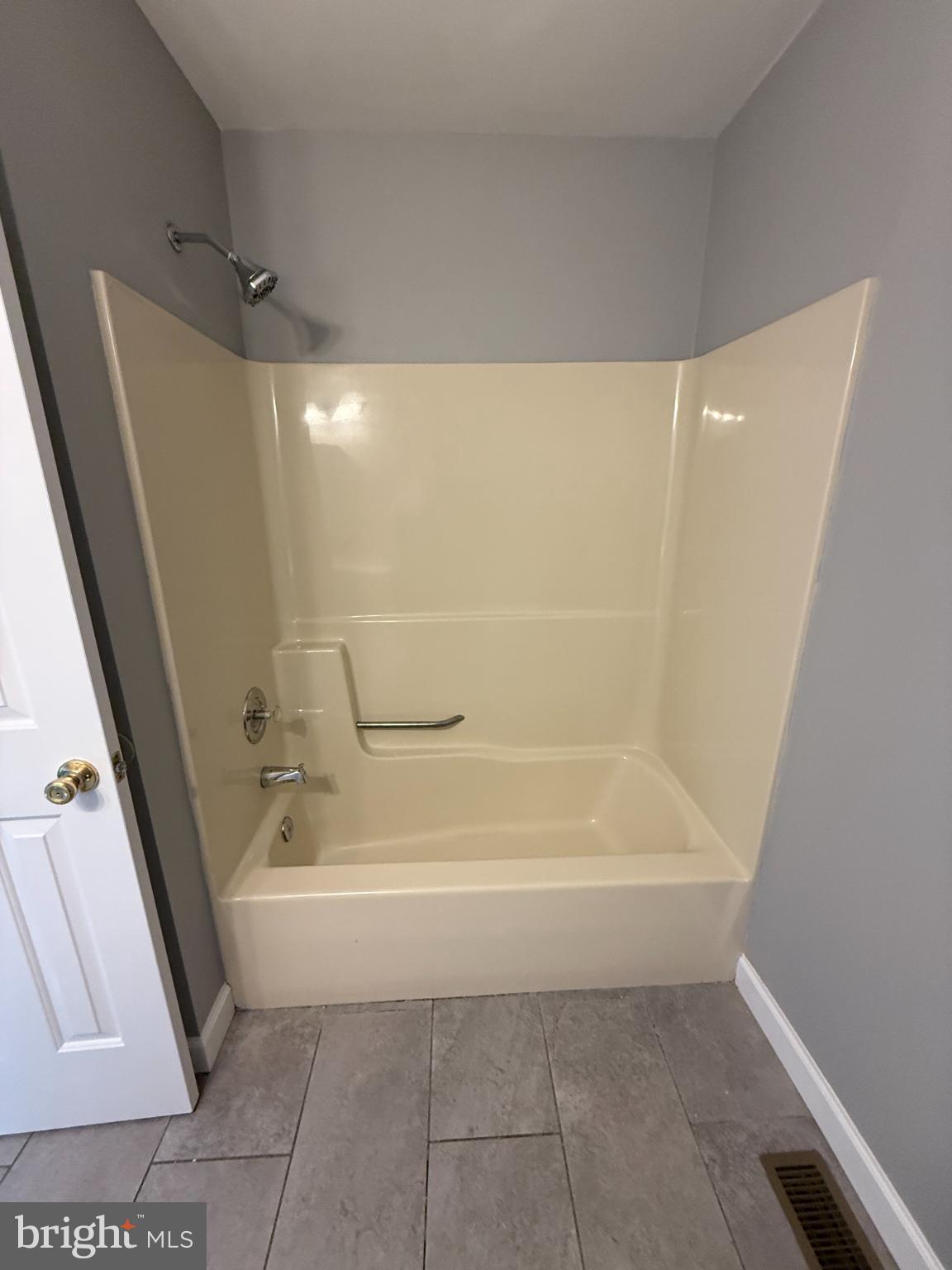 1027 Pirates Court Edgewood, MD 21040 - Photo 10 of 21 a bathroom with a bathtub