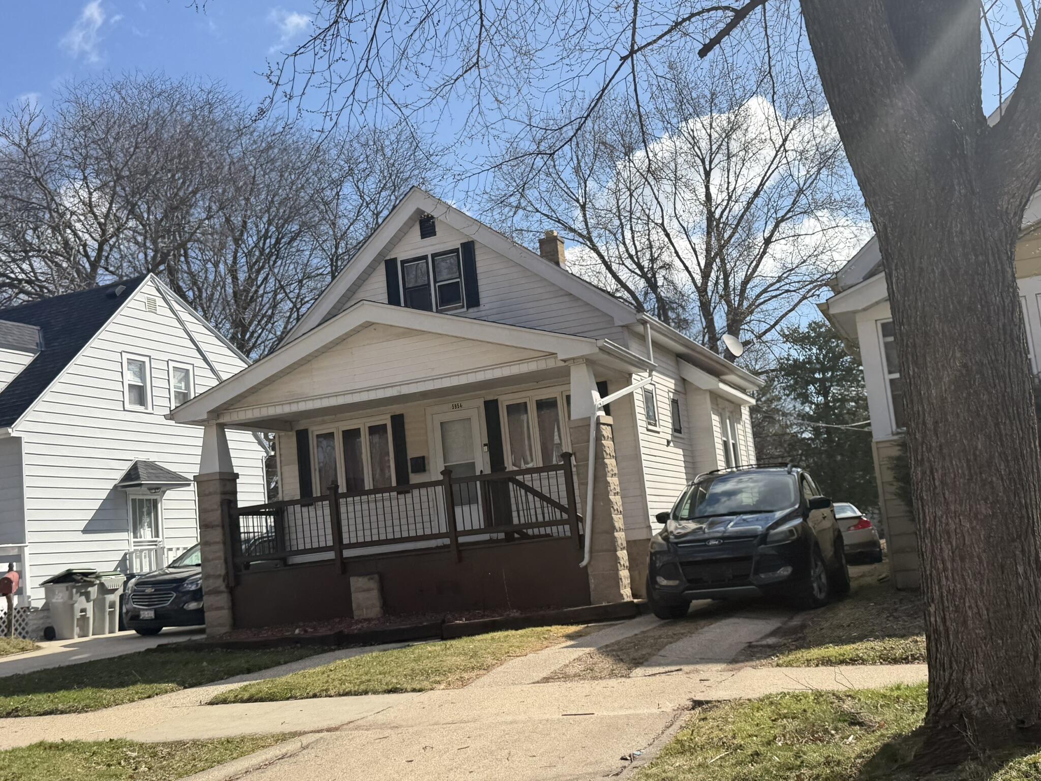 5954 North 39th Street Milwaukee, WI 53209 - Photo 2 of 3 IMG_1979