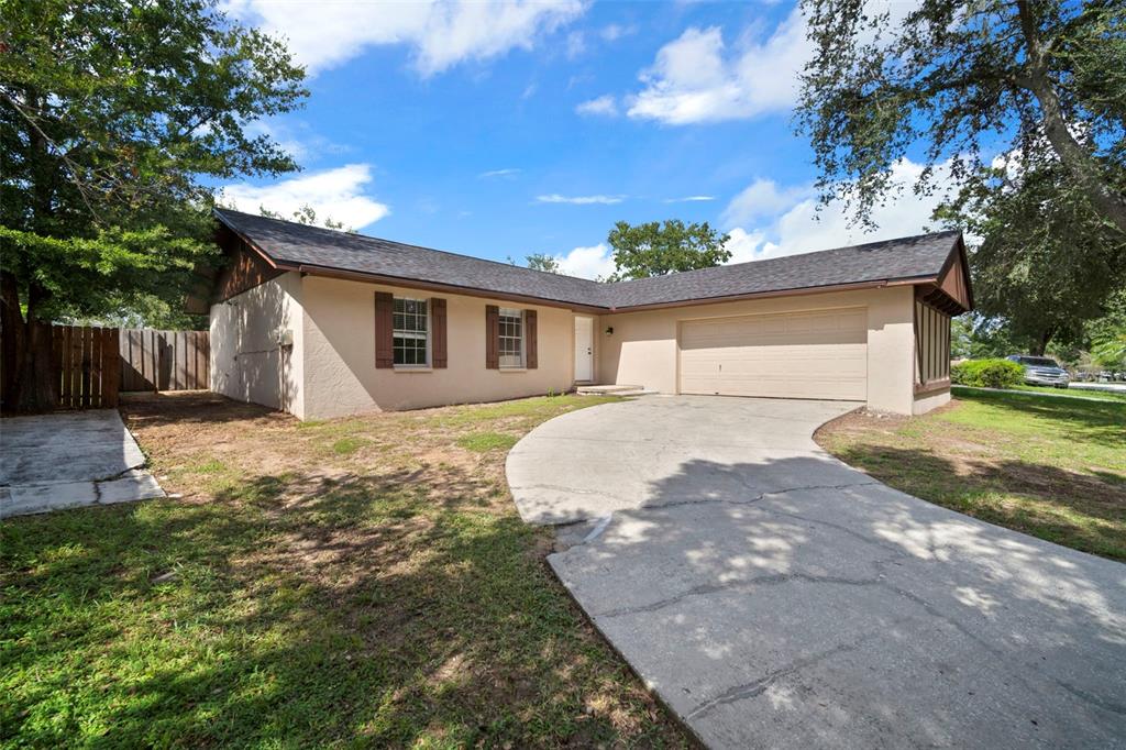 810 Black Knight Drive Valrico, FL 33594 - Photo 5 of 44 a view of a house with a yard