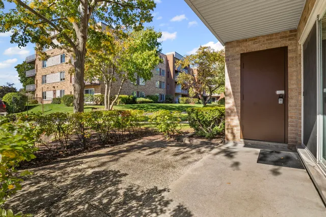 $209,900 | 900 East Wilmette Road, Unit 105, Palatine, IL 60074