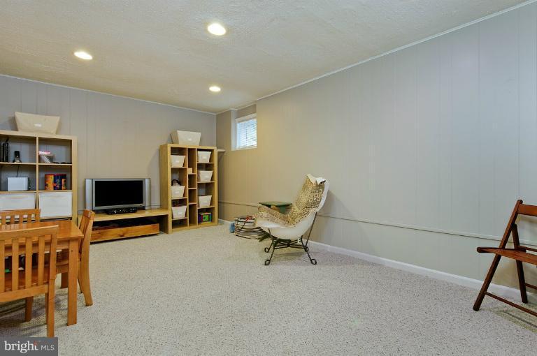 11876 Dunlop Court Reston, VA 20191 - Photo 12 of 25 Family Room