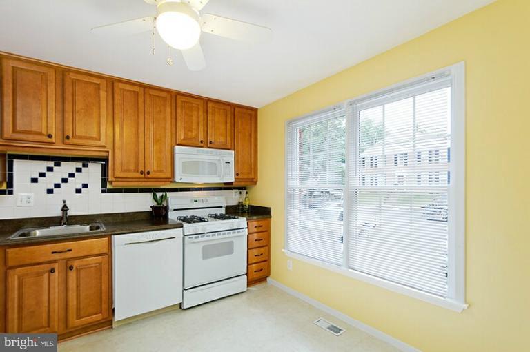 11876 Dunlop Court Reston, VA 20191 - Photo 15 of 25 Sunny eat-in kitchen