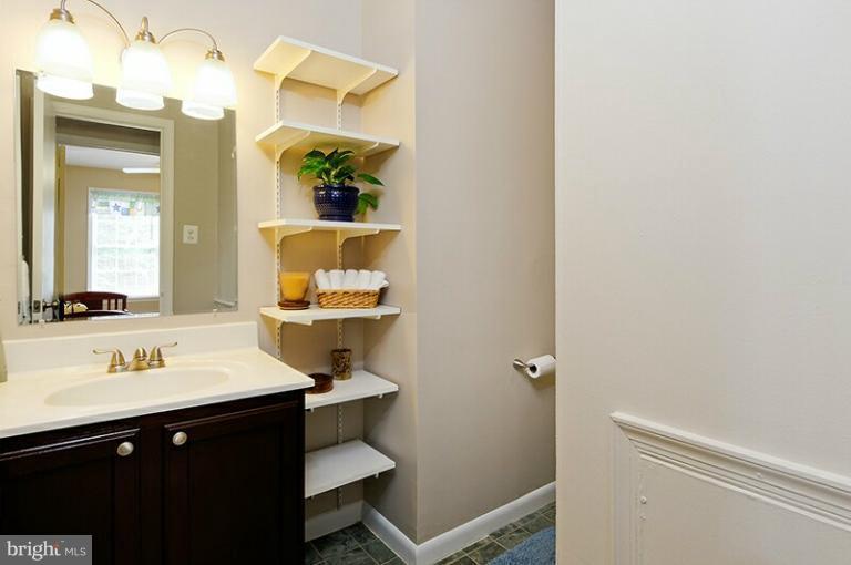 11876 Dunlop Court Reston, VA 20191 - Photo 3 of 25 Main upper level bath