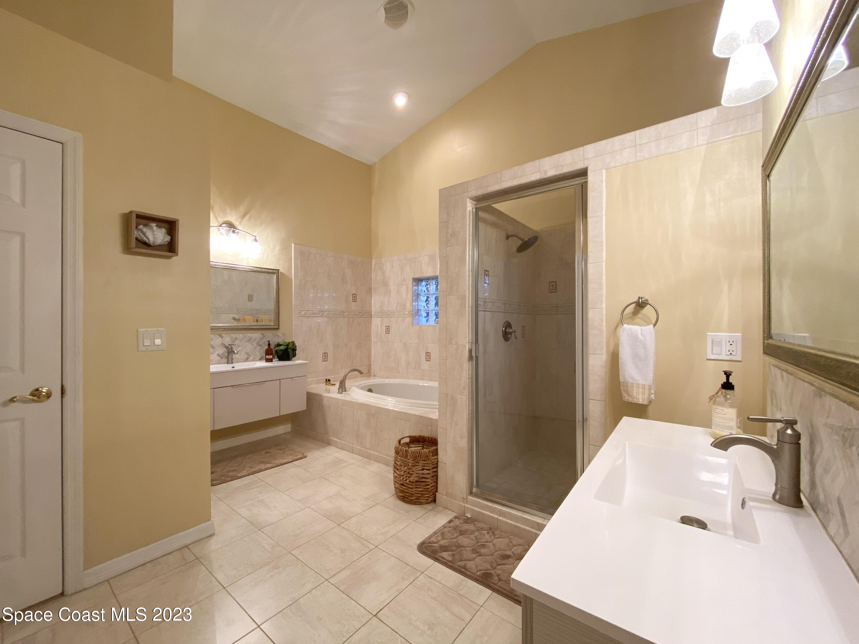 5080 Seiler Street Melbourne Beach, FL 32951 - Photo 16 of 34 a bathroom with a bathtub sink and toilet