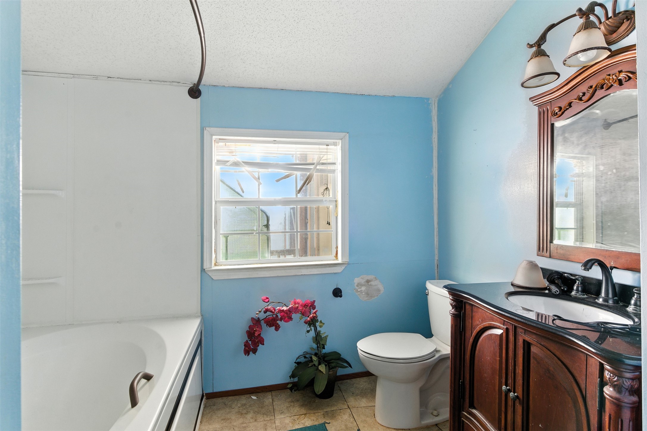 4672 Rakowitz Road Adkins, TX 78101 - Photo 15 of 38 a bathroom with a sink toilet and a bathtub
