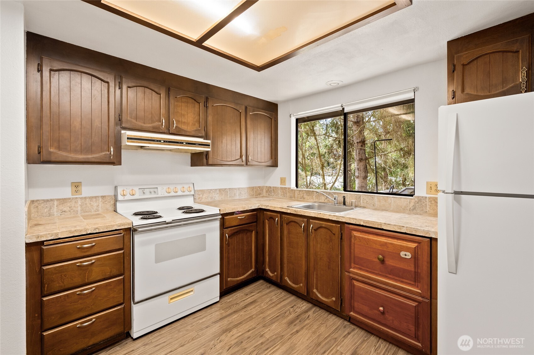 14606 60th Place West Edmonds, WA 98026 - Photo 11 of 27 a kitchen with a sink stove and refrigerator