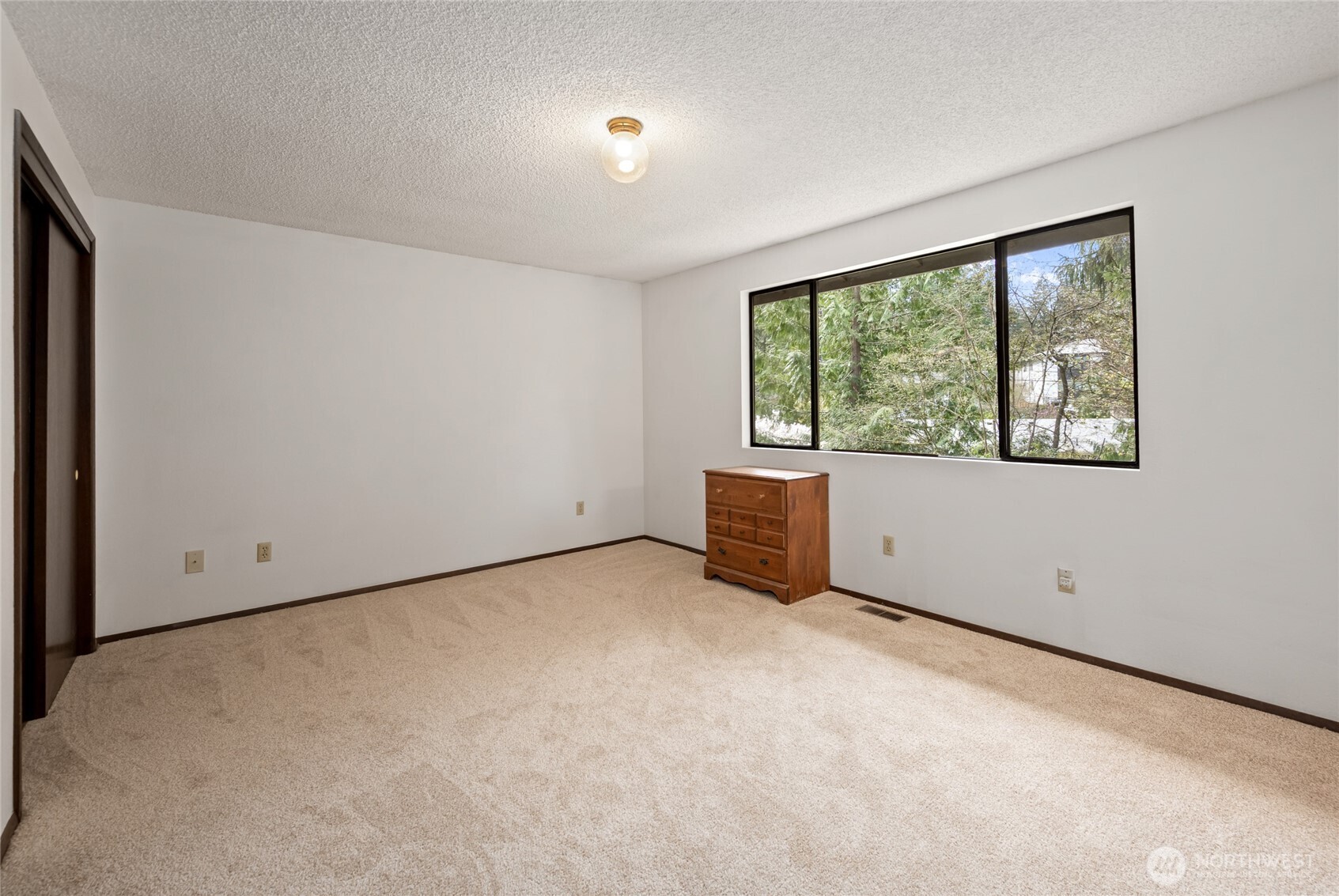 14606 60th Place West Edmonds, WA 98026 - Photo 15 of 27 an empty room with a window