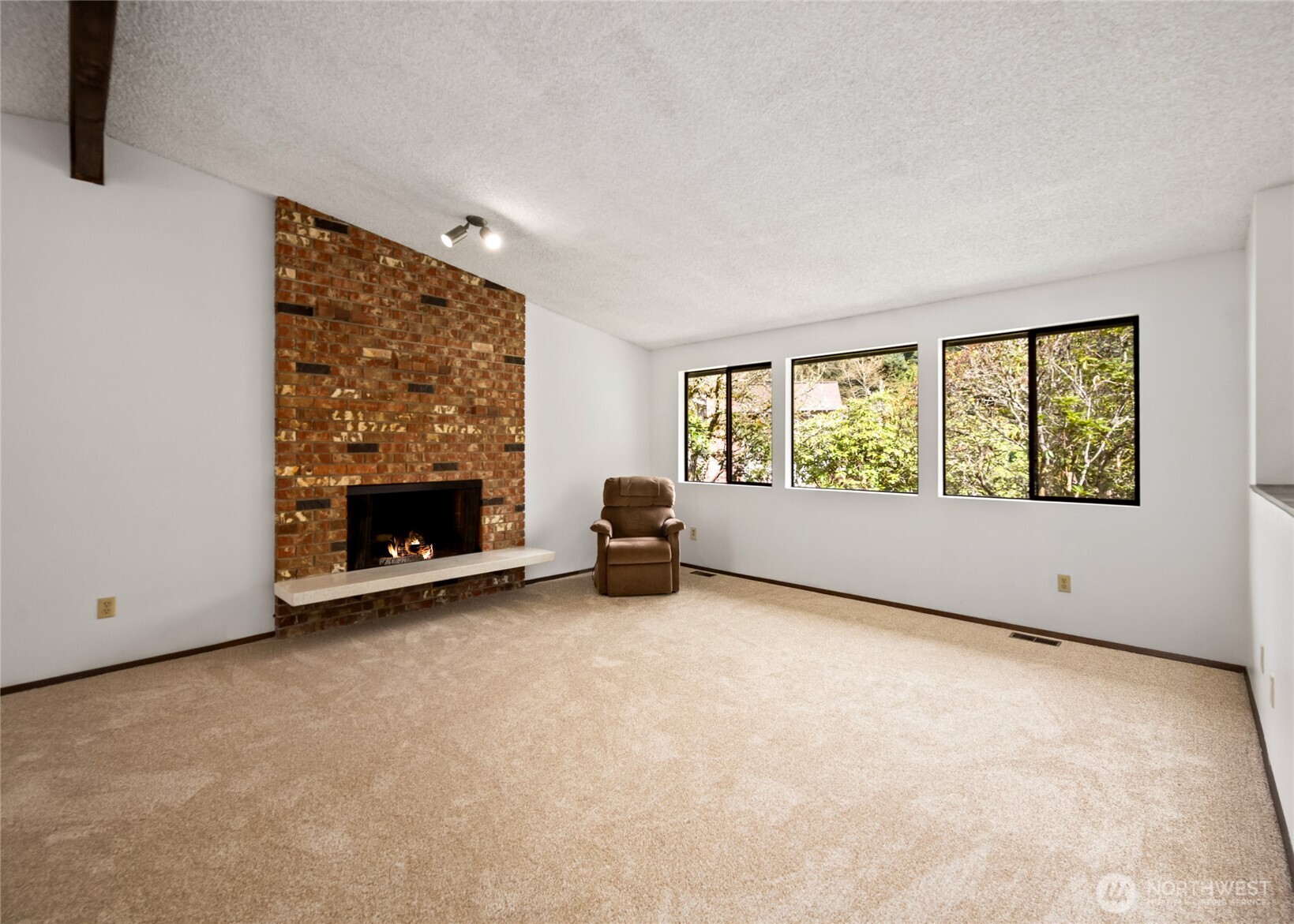 14606 60th Place West Edmonds, WA 98026 - Photo 7 of 27 an empty room with furniture and a fireplace