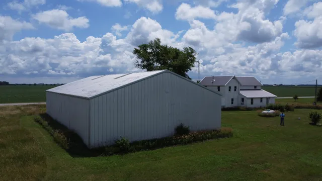 a view of a backyard
