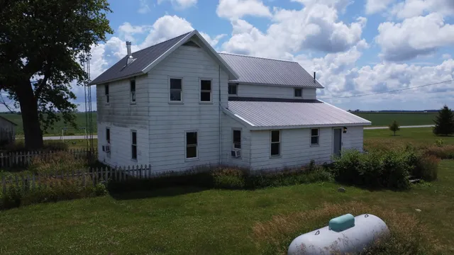 a view of a house with backyard and garden