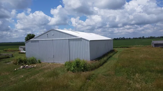 a view of a backyard