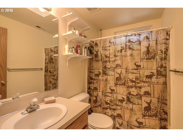 240 South Township Road Canby, OR 97013 - Photo 12 of 25 Bathroom, Attached