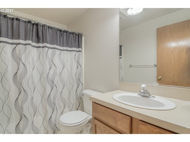 240 South Township Road Canby, OR 97013 - Photo 16 of 25 Bathroom