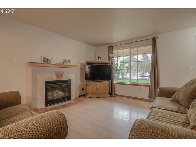 240 South Township Road Canby, OR 97013 - Photo 2 of 25 Living Room