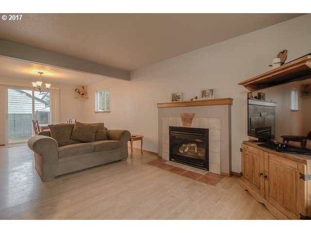 240 South Township Road Canby, OR 97013 - Photo 3 of 25 Living Room