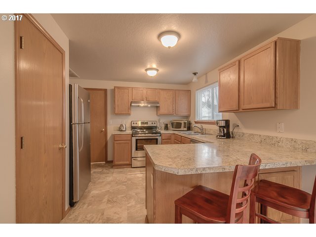 240 South Township Road Canby, OR 97013 - Photo 5 of 25 Kitchen