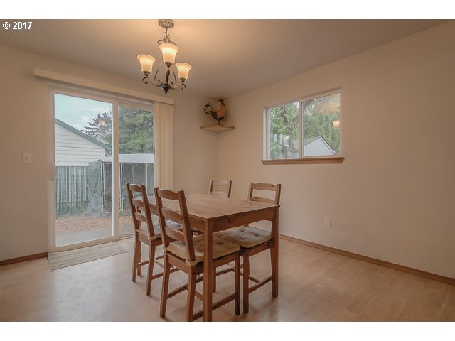 240 South Township Road Canby, OR 97013 - Photo 7 of 25 Kitchen/Dining Room