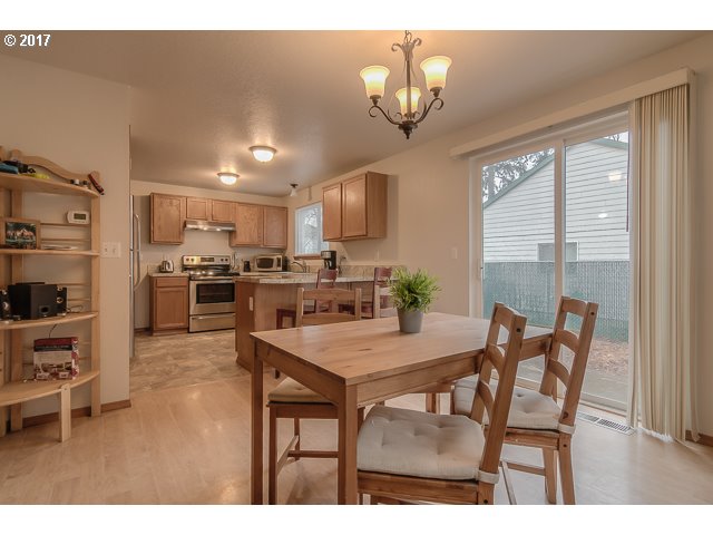 240 South Township Road Canby, OR 97013 - Photo 8 of 25 Kitchen/Dining Room