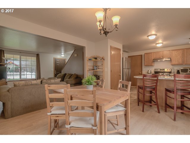 240 South Township Road Canby, OR 97013 - Photo 9 of 25 Kitchen/Living Room