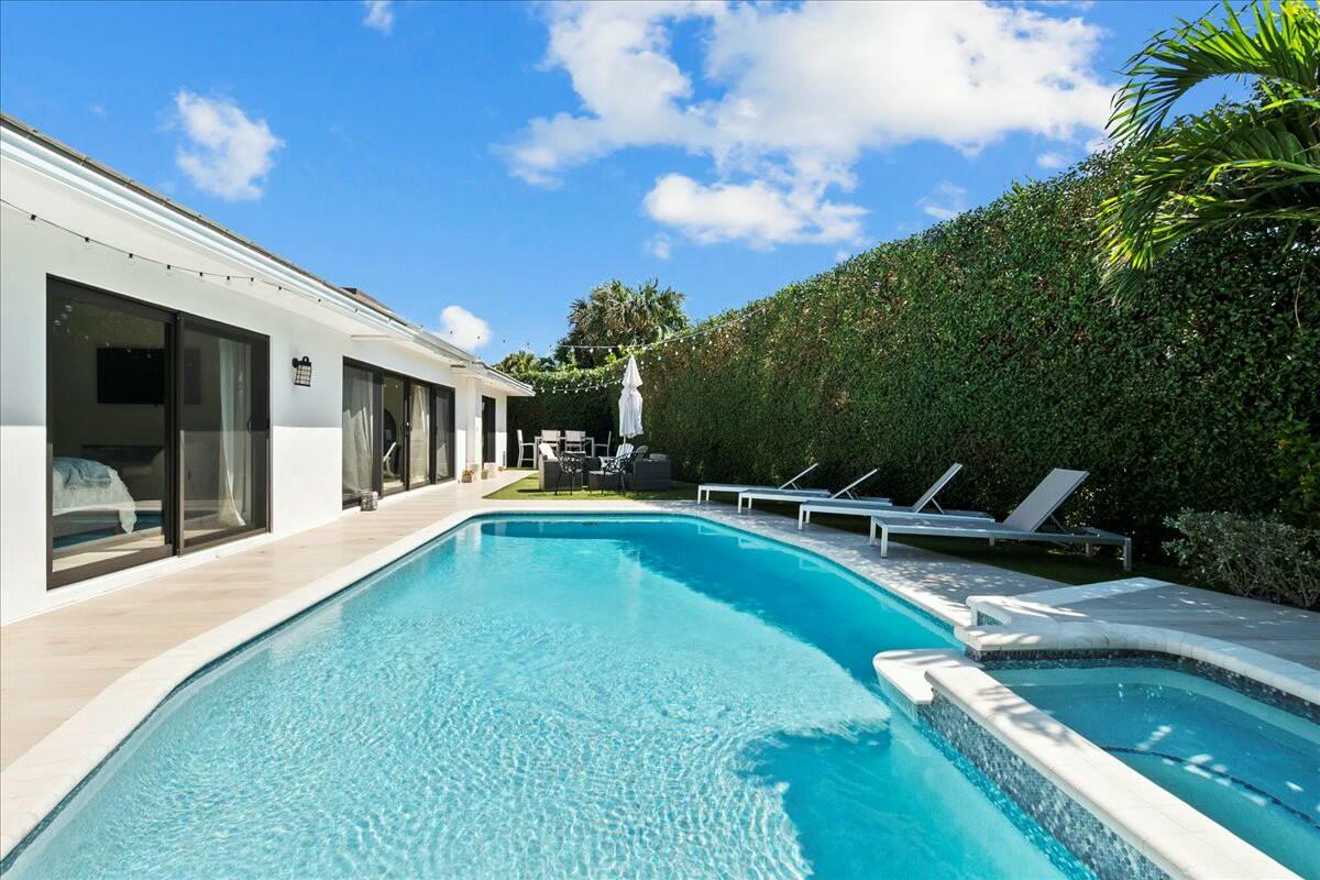 27 Ocean Drive Jupiter, FL 33469 - Photo 15 of 22 a view of a house with swimming pool and sitting area