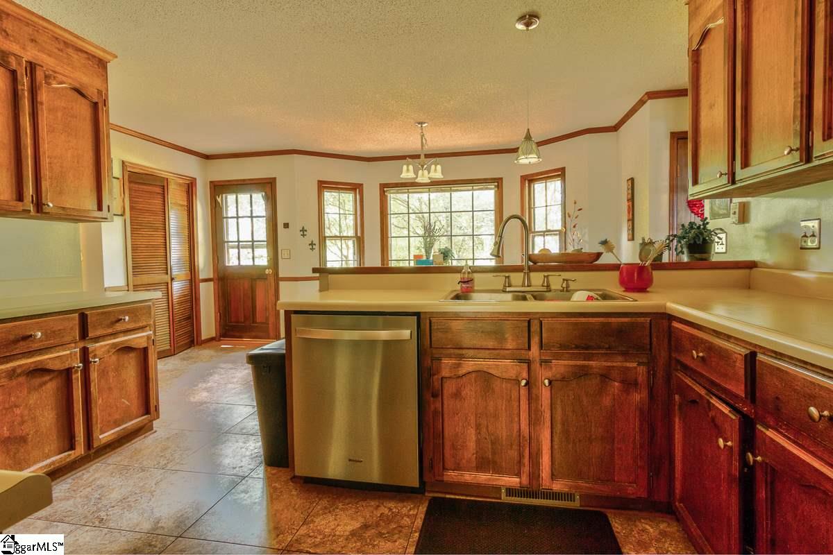 46 Cobblestone Road Greenville, SC 29615 - Photo 3 of 34 Gallery Image 3