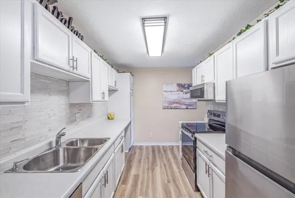 $124,900 | 132 Demont Avenue, Unit 221, Little Canada, MN 55117