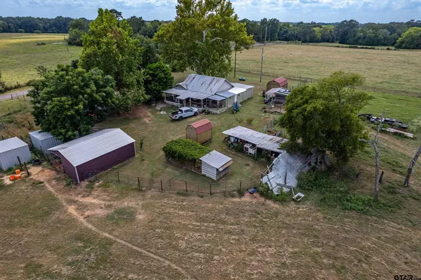 a view of a house with backyard