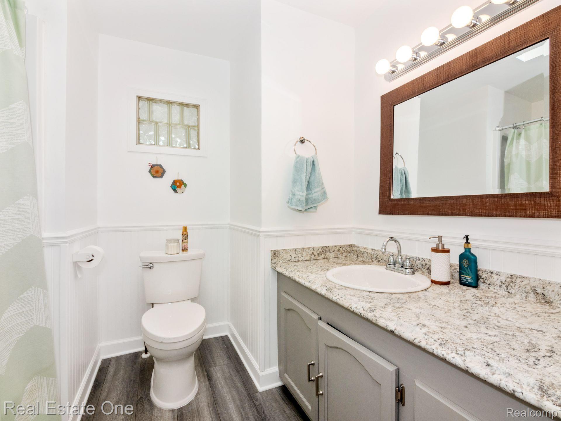 3980 Queensbury Road Lake Orion, MI 48359 - Photo 8 of 15 BEAUTIFUL FULL BATH
