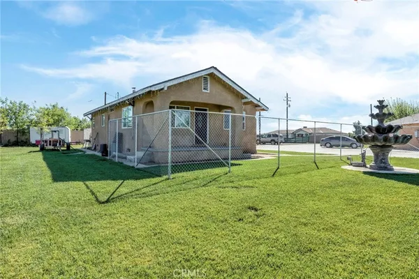 a view of a house with a yard and plants