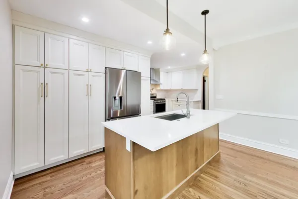 $775,000 | 10041 South Hoyne Avenue, Chicago, IL 60643