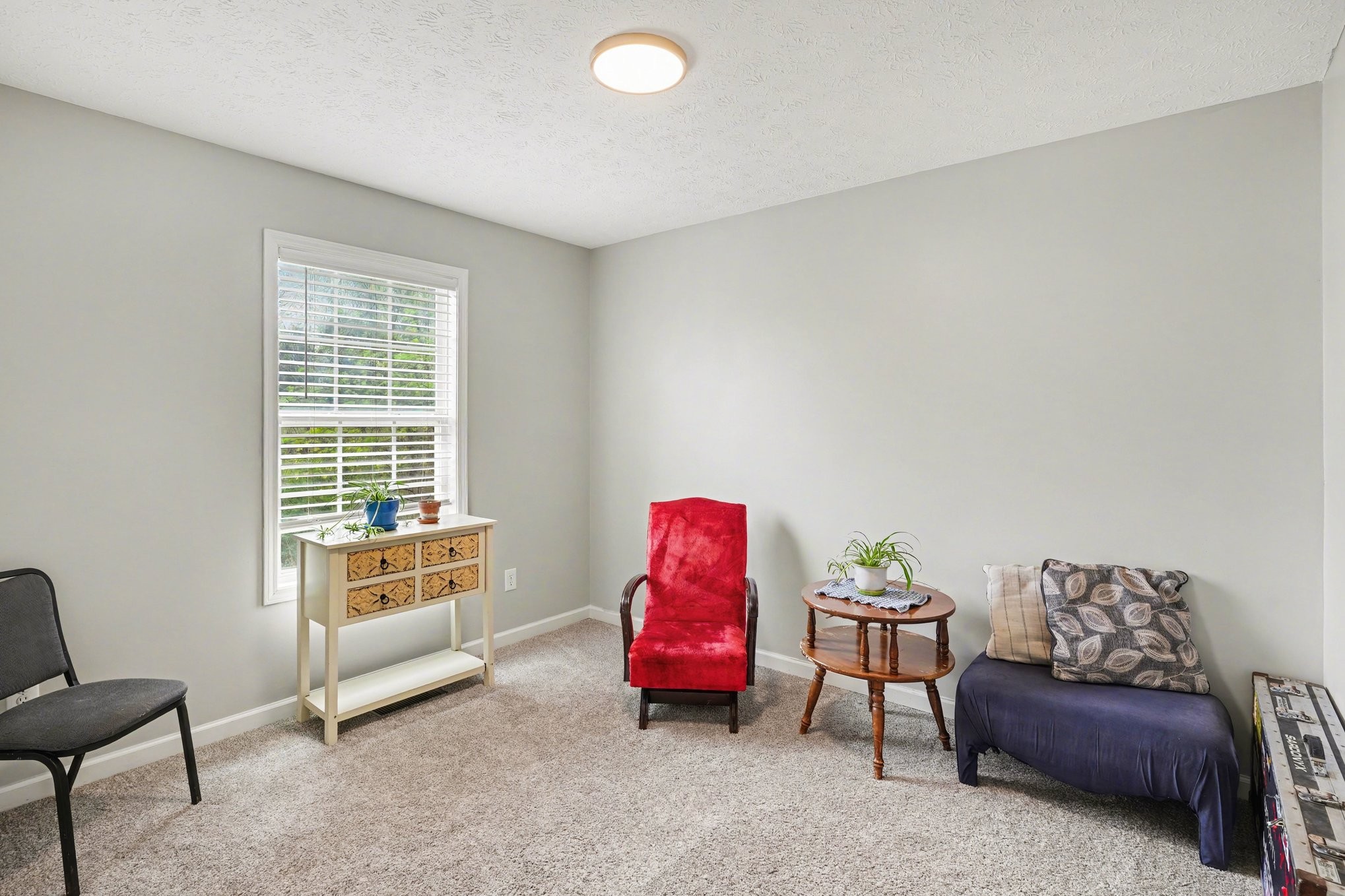 550 Gregory Road Westmoreland, TN 37186 - Photo 16 of 26 a living room with furniture and a window
