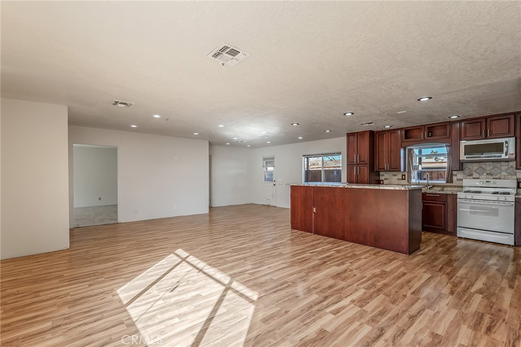 6411 Mountain View Street Joshua Tree, CA 92252 - Photo 5 of 22