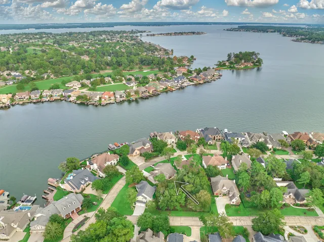 a picture of a lake view