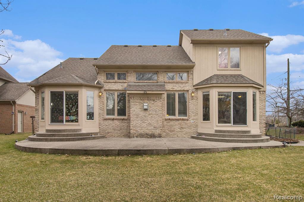 2001 Roundtree Rochester Hills, MI 48307 - Photo 33 of 37