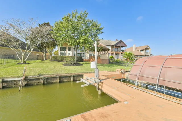 $950,000 | 309 Harbor Circle, Montgomery, TX 77356