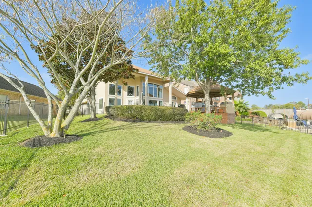 $950,000 | 309 Harbor Circle, Montgomery, TX 77356