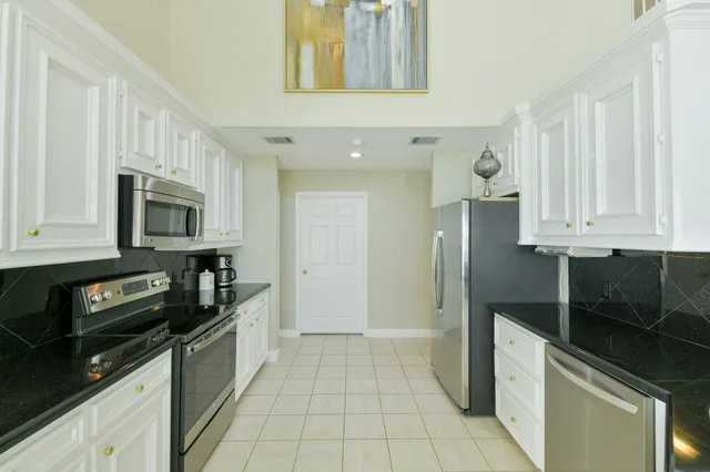 $950,000 | 309 Harbor Circle, Montgomery, TX 77356