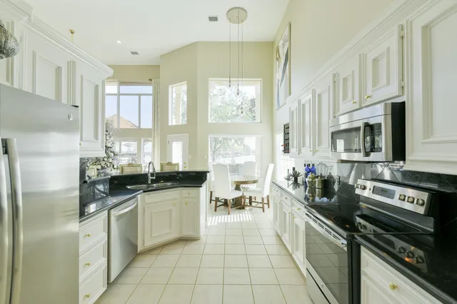 $950,000 | 309 Harbor Circle, Montgomery, TX 77356