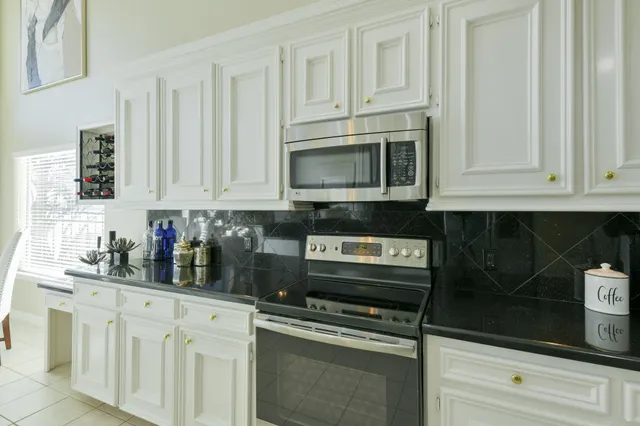 $950,000 | 309 Harbor Circle, Montgomery, TX 77356