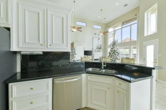 $950,000 | 309 Harbor Circle, Montgomery, TX 77356