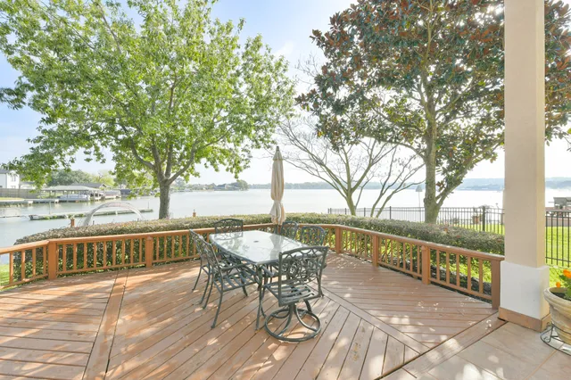 $950,000 | 309 Harbor Circle, Montgomery, TX 77356