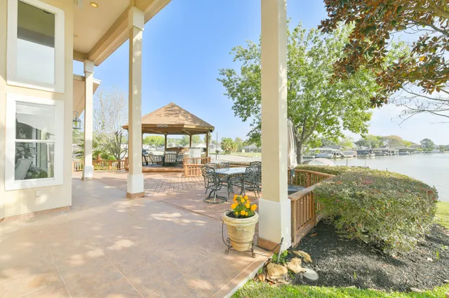 $950,000 | 309 Harbor Circle, Montgomery, TX 77356