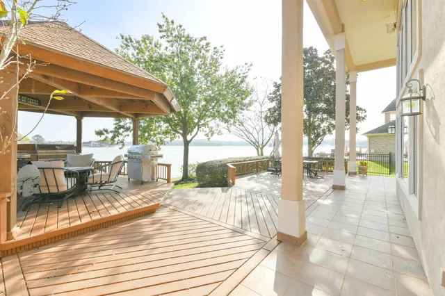 $950,000 | 309 Harbor Circle, Montgomery, TX 77356