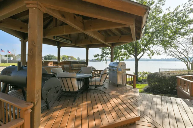 $950,000 | 309 Harbor Circle, Montgomery, TX 77356