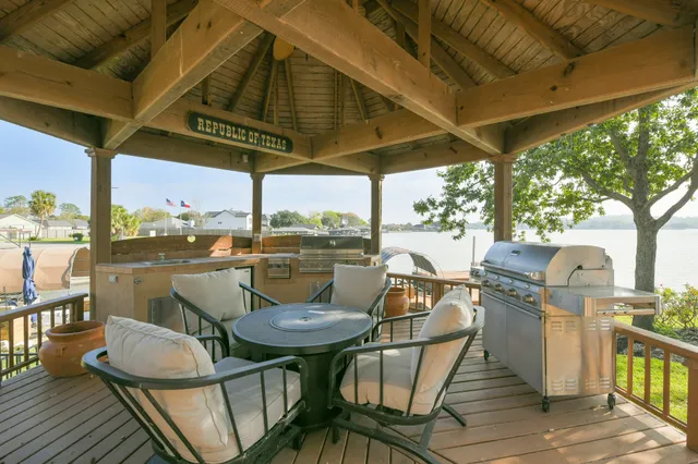 $950,000 | 309 Harbor Circle, Montgomery, TX 77356